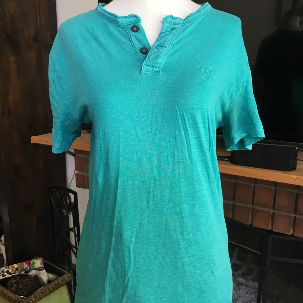Men’s American Eagle t-shirt, size XS. 2 Buttons